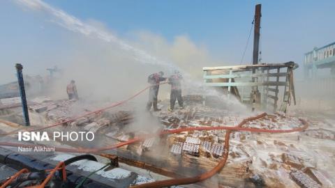 اختتام عملیات اطفای حریق لنج تجاری آتش گرفته در اسكله بهمن قشم